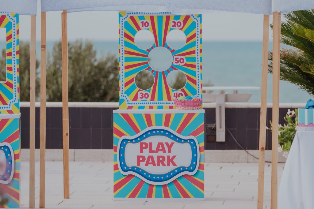 Il gioco del Play Park a bordo piscina, con il mare sullo sfondo