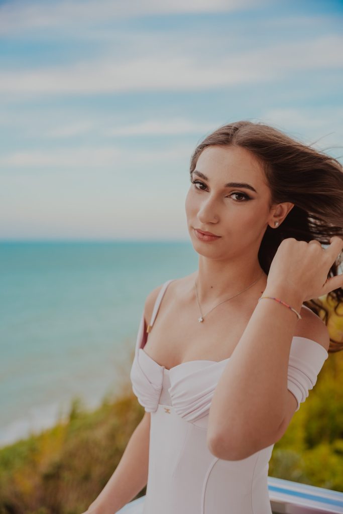 Ritratto di Benedetta con il mare alle spalle