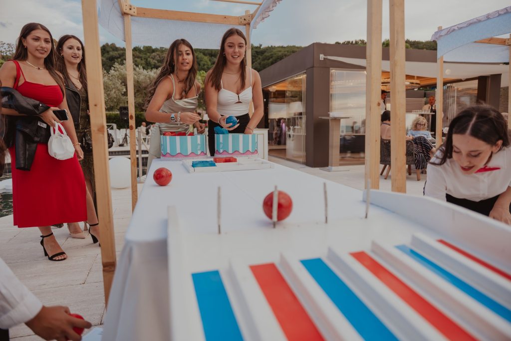 Le amiche di Benedetta al gioco delle palline