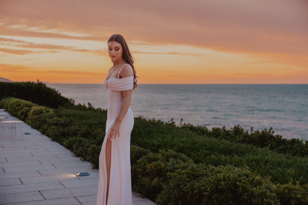 Benedetta al tramonto, sul viale affacciato sul mare