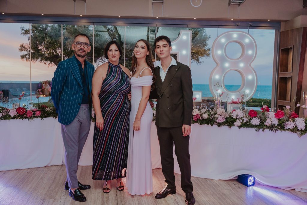 Foto di famiglia davanti al 18 luminoso