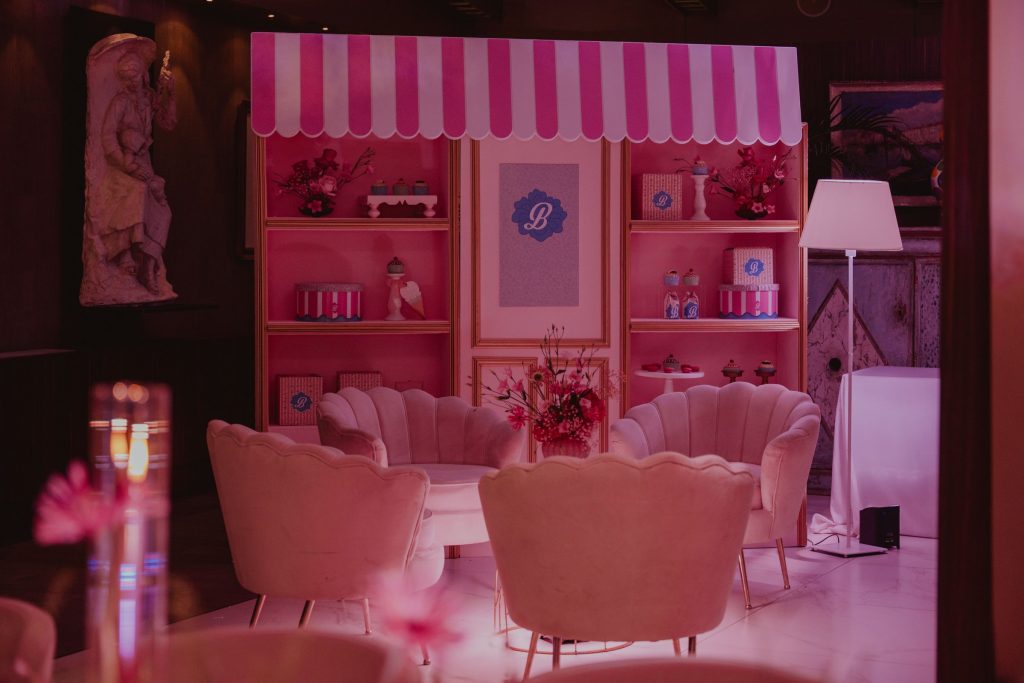 La vetrina della pasticceria francese, con le poltroncine e la B di Benedetta