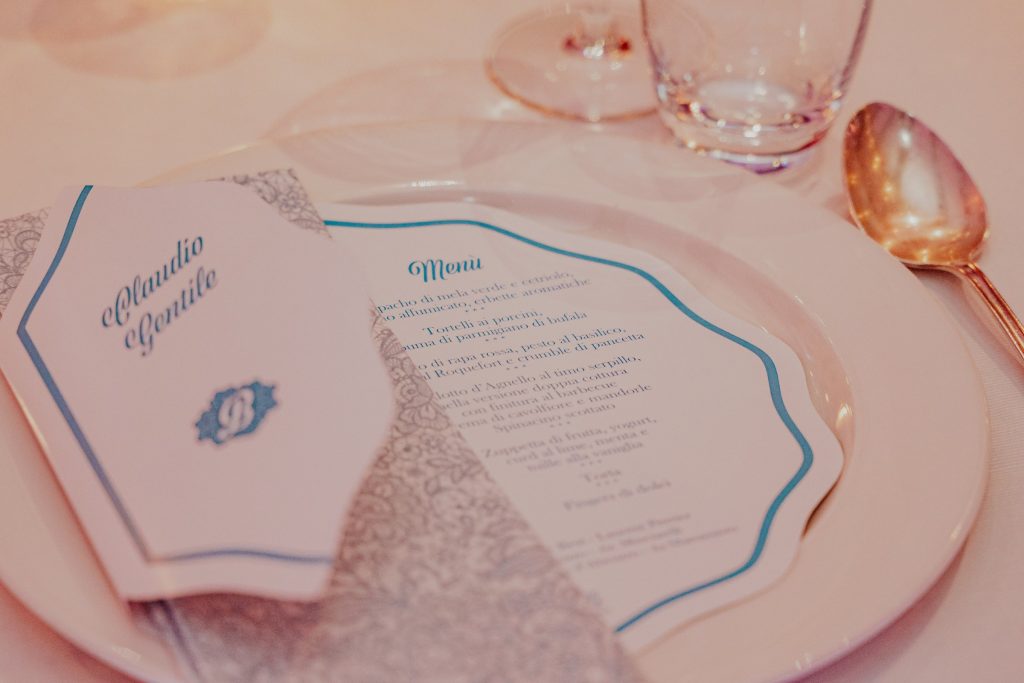 Il menu con il nome dell'ospite e la B di Benedetta sul piatto
