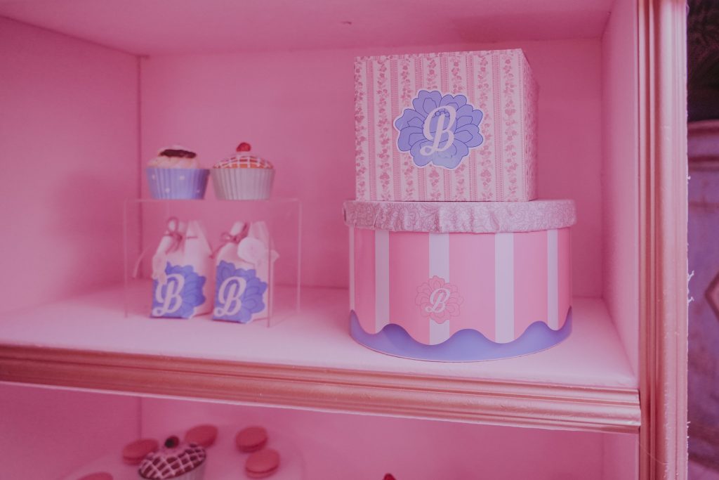 Scatole e dolci con la B di Benedetta nella vetrina rosa