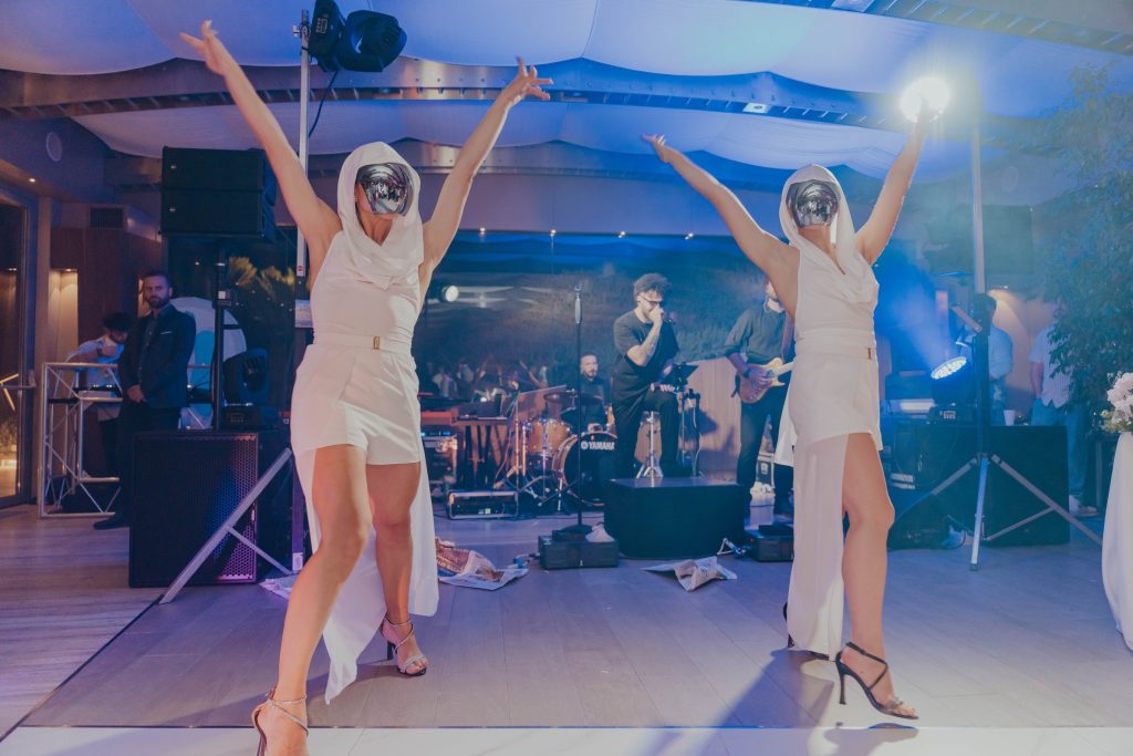 Due ballerine mascherate del corpo di ballo sul palco