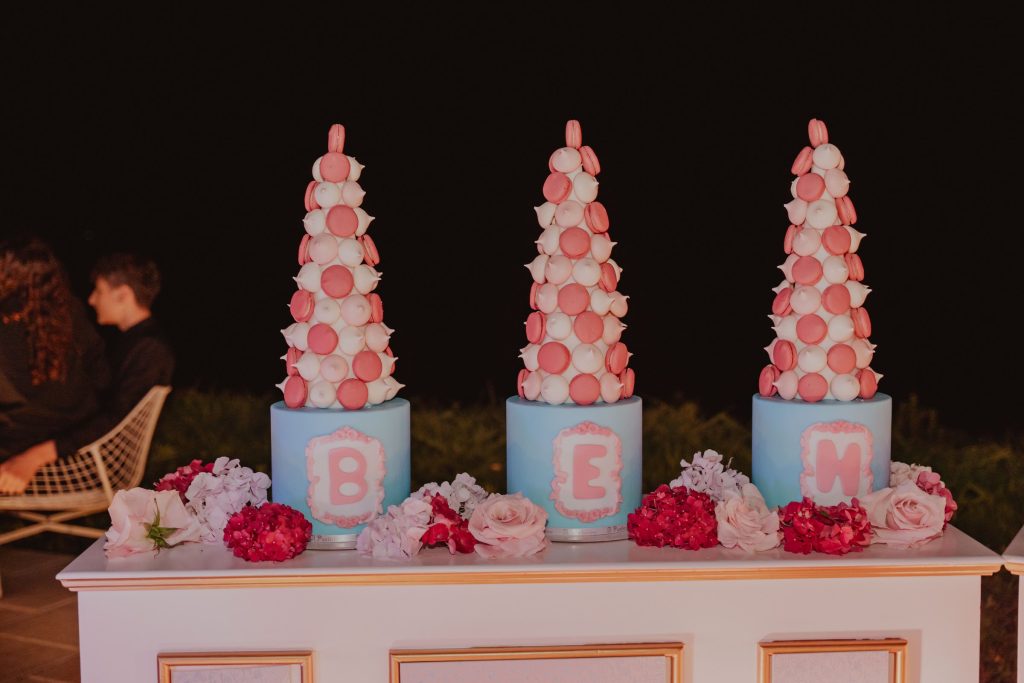 Le torri di macarons con le lettere del nome di Benedetta