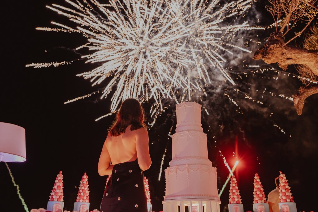 I fuochi d'artificio sopra Benedetta e la torta