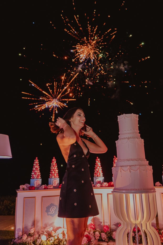 Benedetta sotto i fuochi d'artificio, accanto alla torta