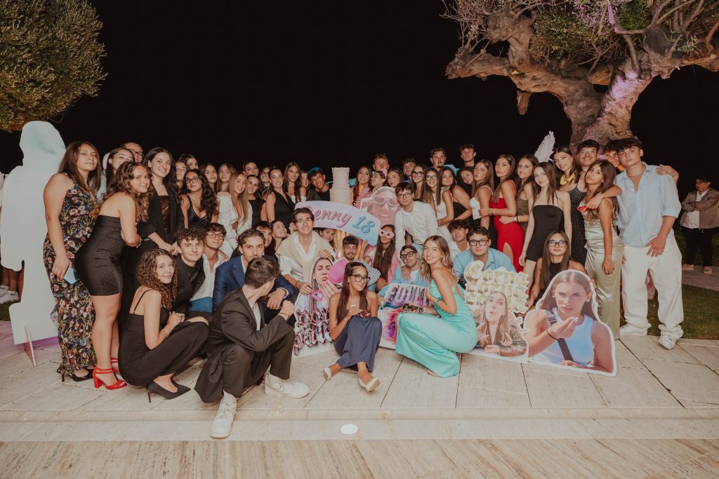 Foto di gruppo con gli amici di Benedetta e le sue sagome
