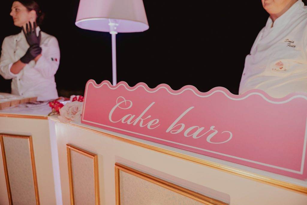 Il cake bar, dove ogni dolce veniva farcito al momento