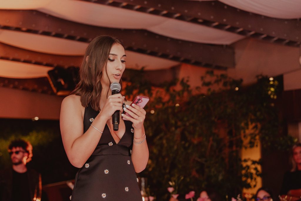 Benedetta ringrazia gli ospiti al microfono