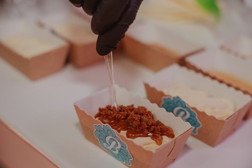 Un dolce farcito al cake bar, nella scatolina con la B
