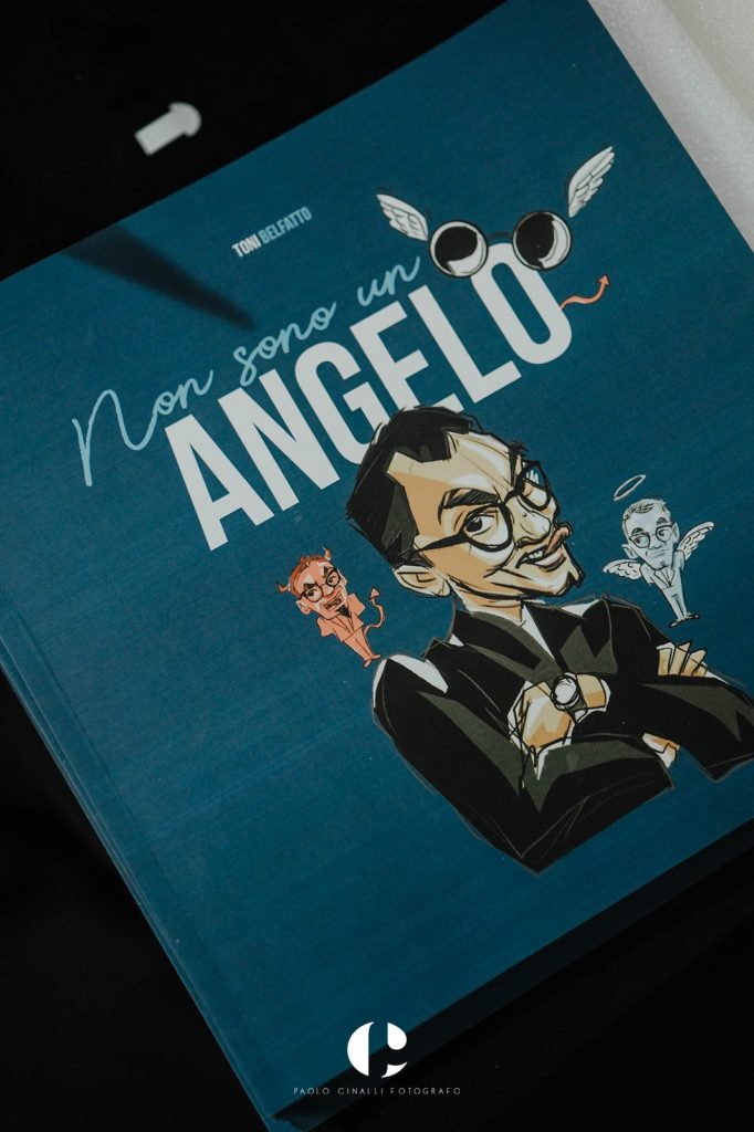 Il libro “Non sono un angelo” con la caricatura di Angelo in copertina