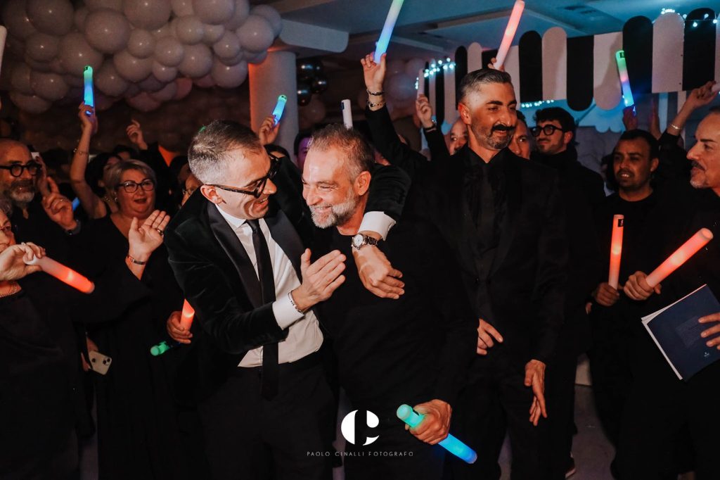 Amici che ballano con i bastoncini luminosi