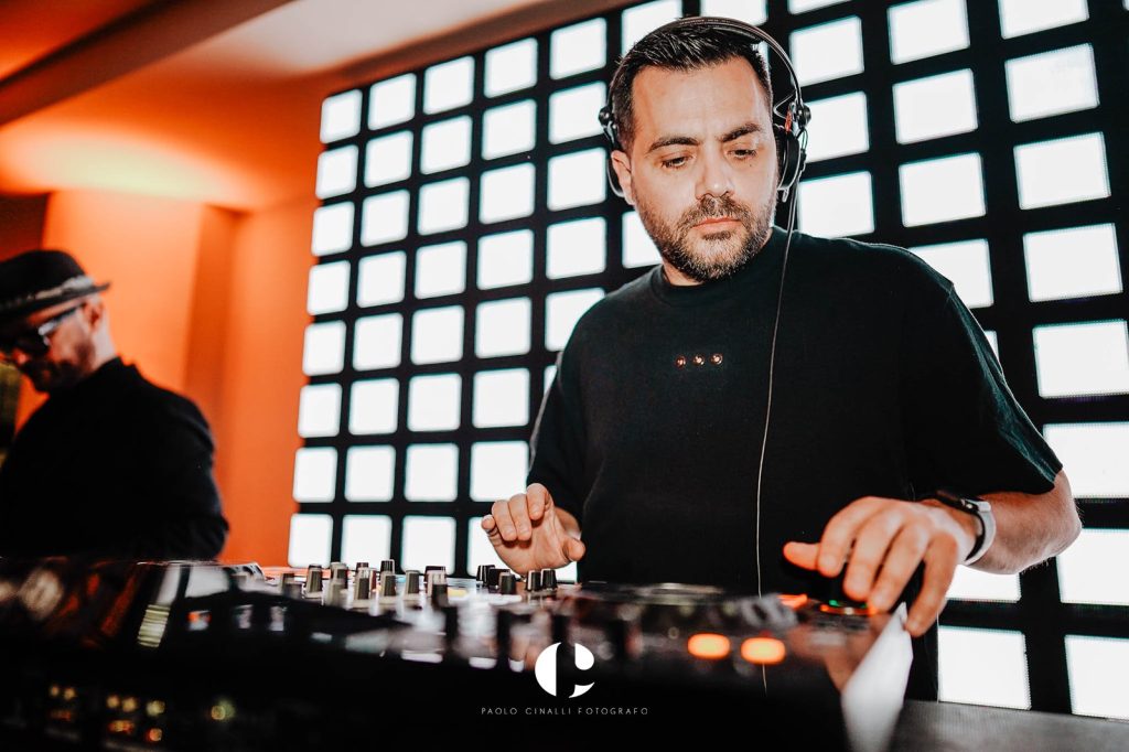 Il dj alla consolle