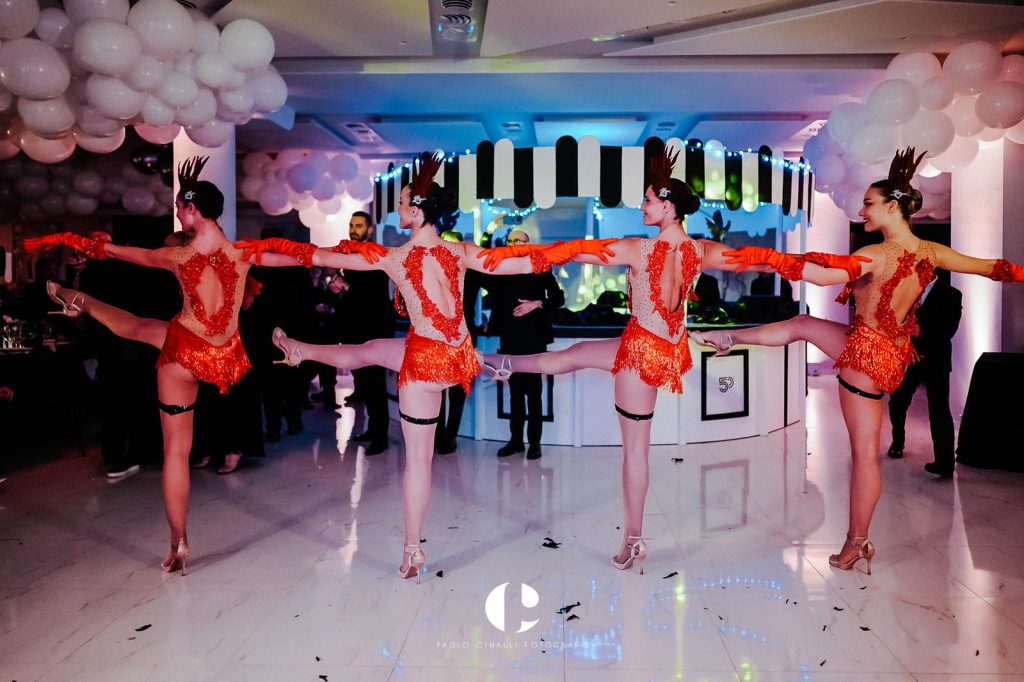 Ballerine in rosso davanti al bancone a giostra