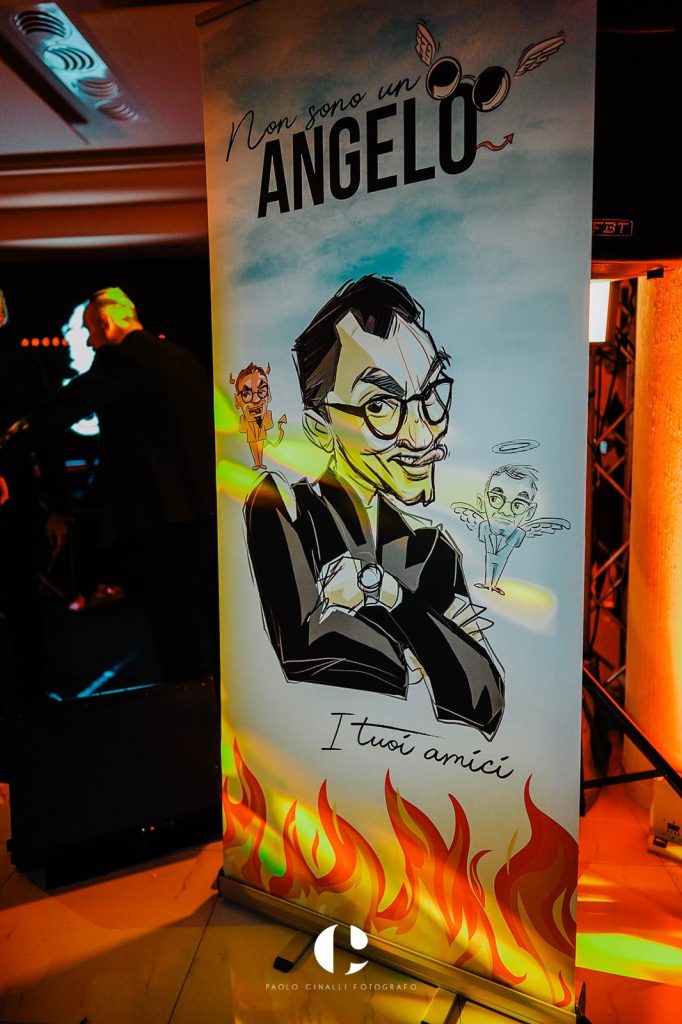 Pannello con la caricatura di Angelo tra le fiamme, firmato “I tuoi amici”