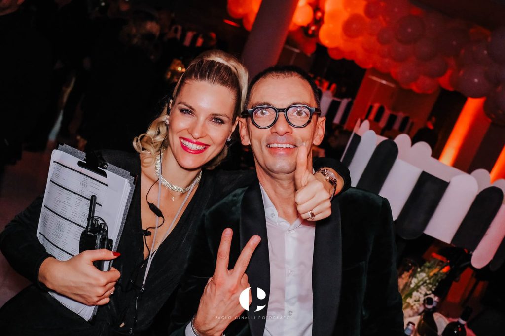Alberta Tarquini con Angelo durante la festa, con la cartellina e l'auricolare