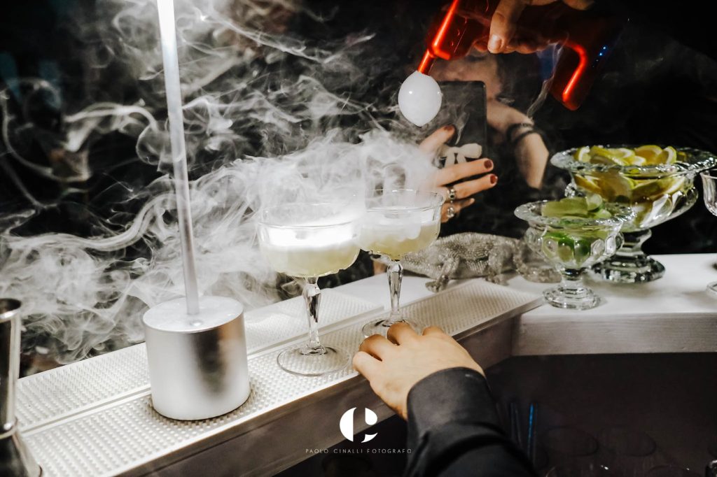 Cocktail serviti tra il fumo del ghiaccio secco