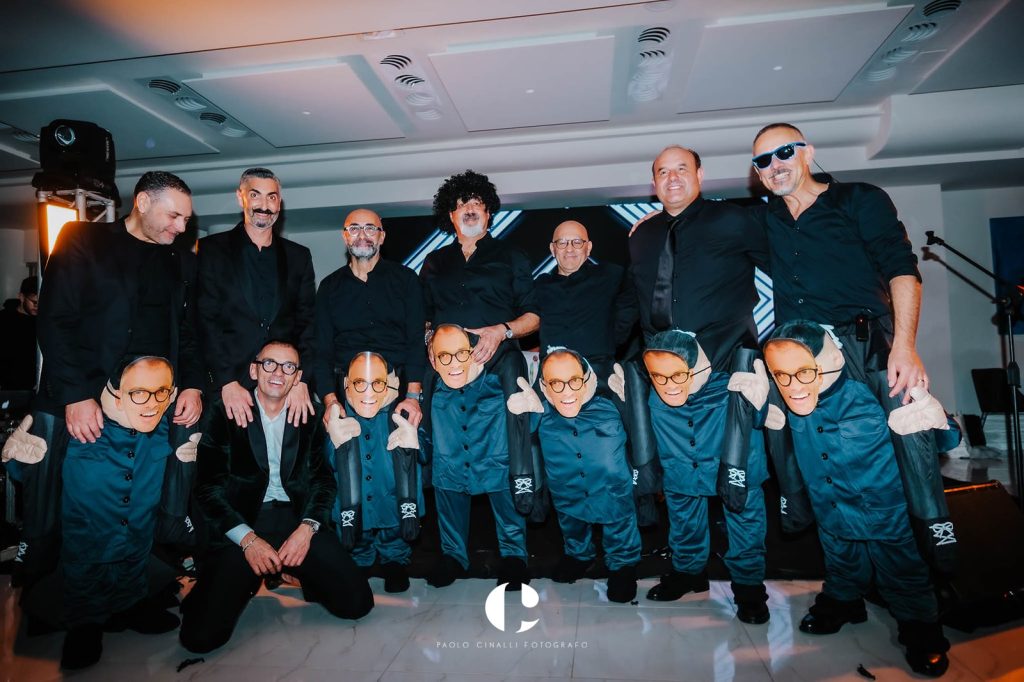 Il gruppo degli amici in posa con i costumi del piccolo Angelo