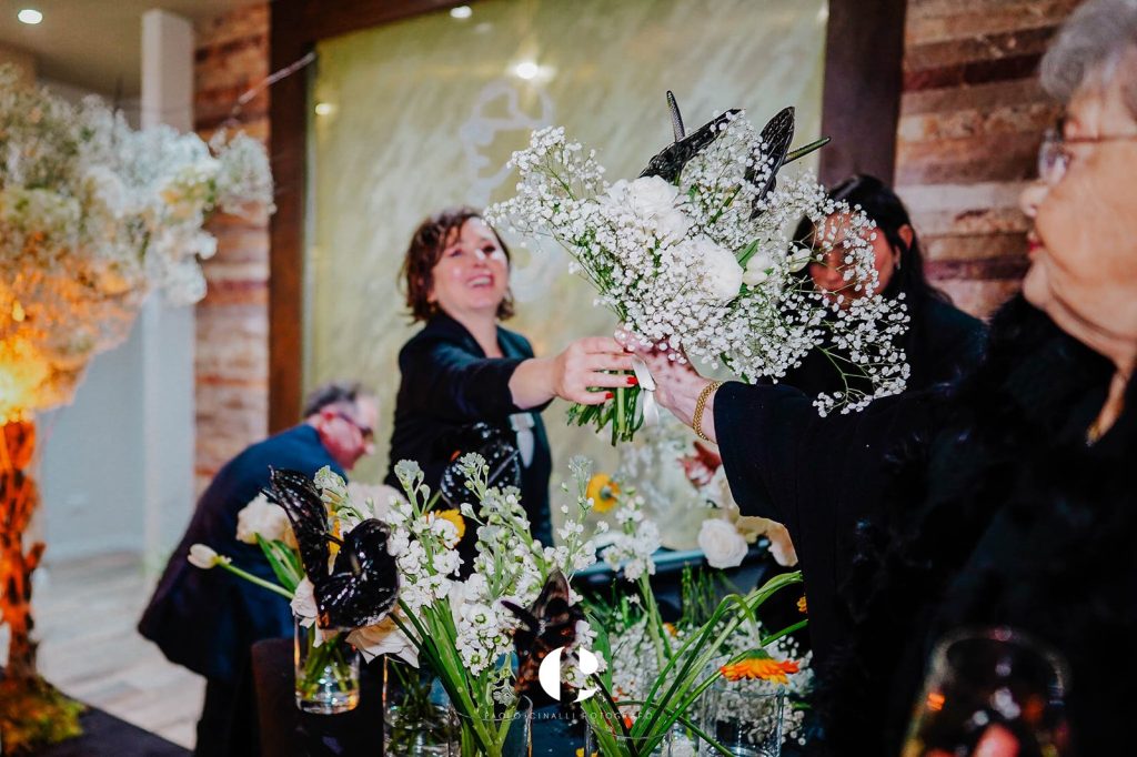Un mazzo di fiori consegnato a un'ospite a fine serata