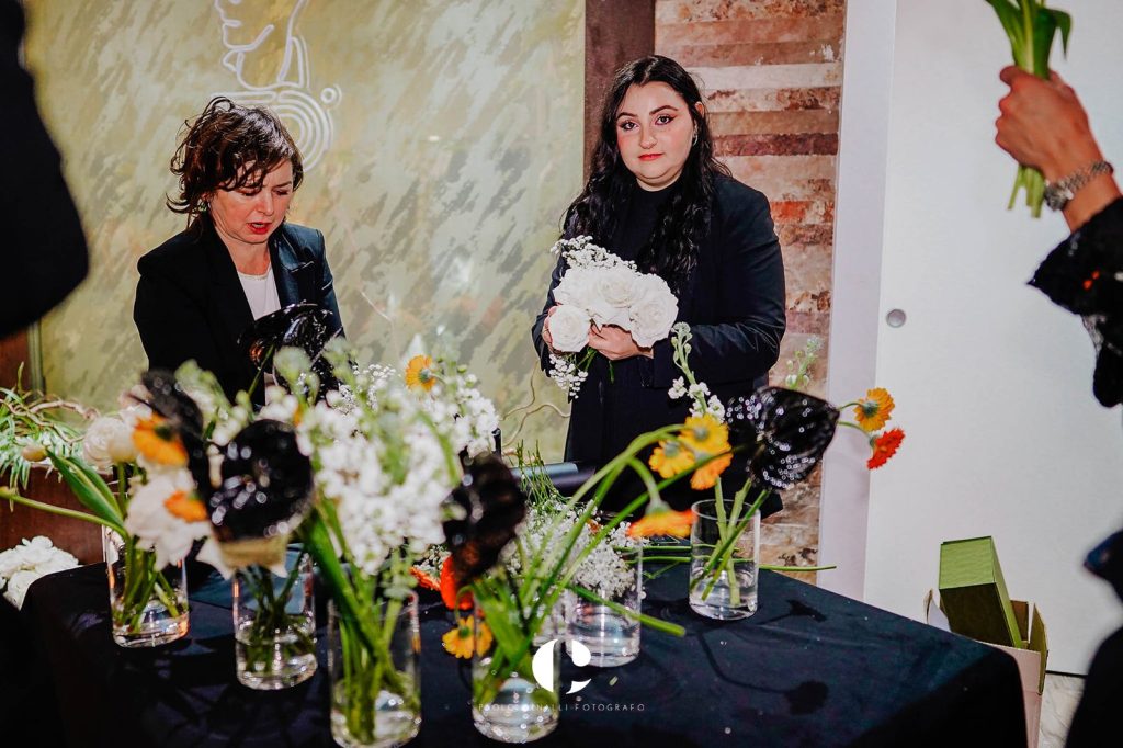 Composizioni di fiori bianchi e neri preparate per gli ospiti