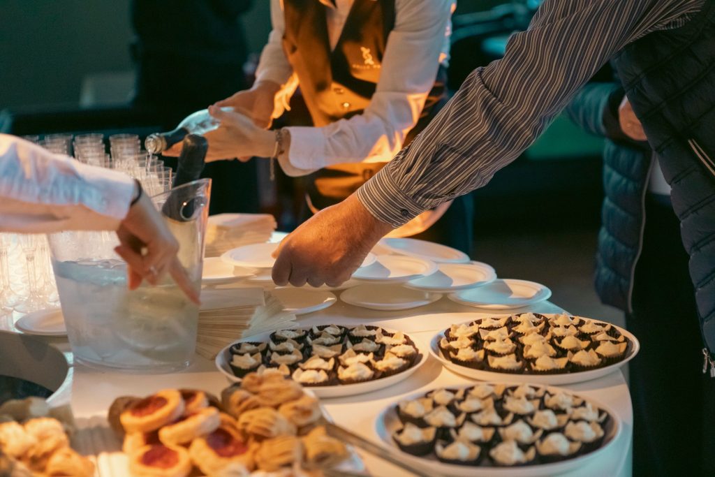 Il buffet di benvenuto con dolci e bicchieri per gli ospiti