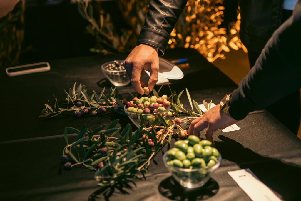 Olive appena raccolte da toccare e annusare sul tavolo del percorso