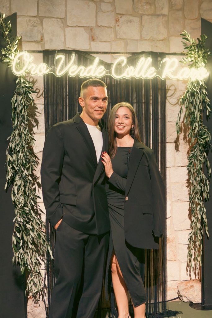 Foto ricordo davanti all'arco con la scritta luminosa “Oro Verde Colle Raro”