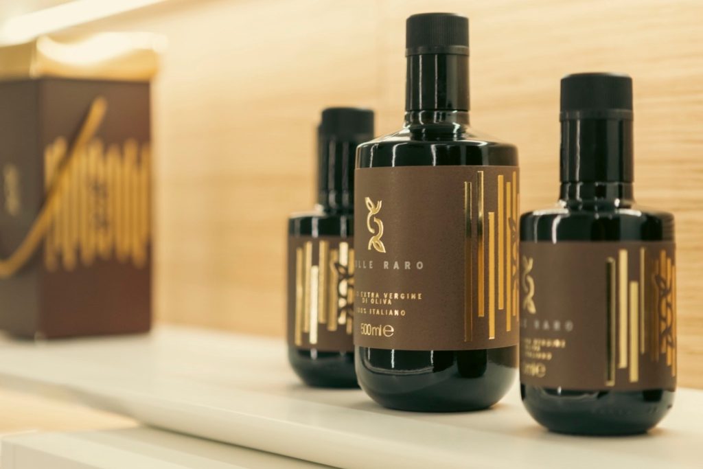 Le bottiglie dell'olio Colle Raro in esposizione