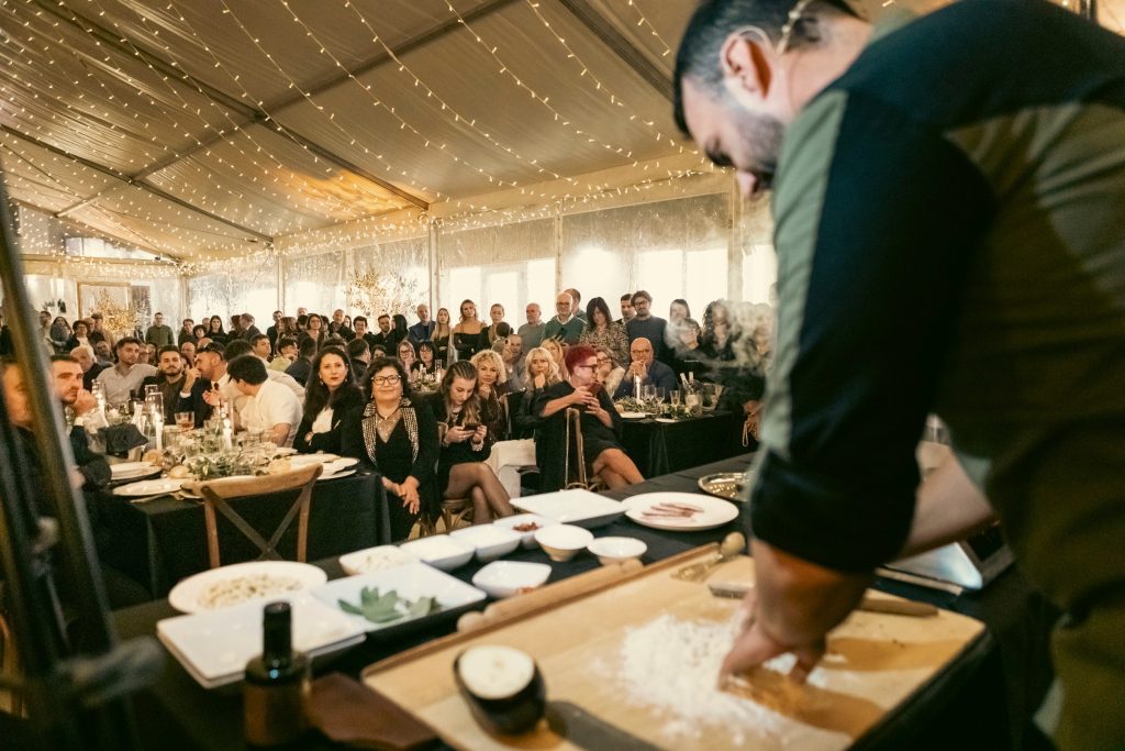 Lo chef impasta davanti agli ospiti a cena