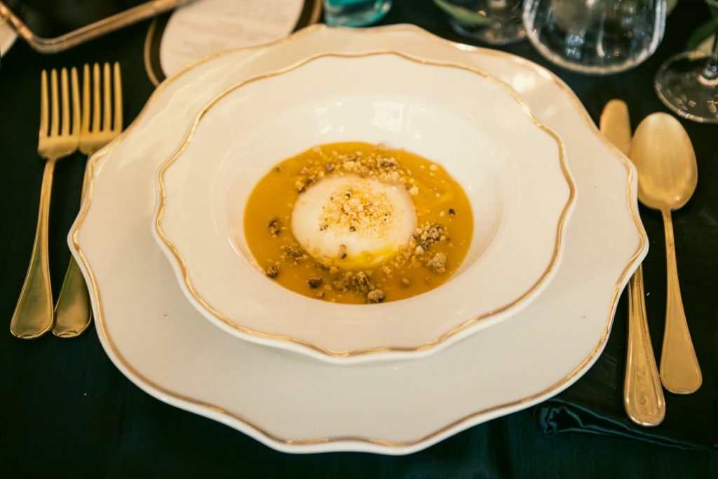 Un piatto della cena servito nella porcellana bordata d'oro