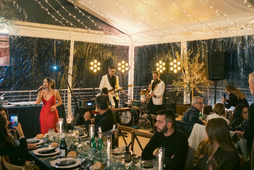 La band dal vivo suona durante la cena