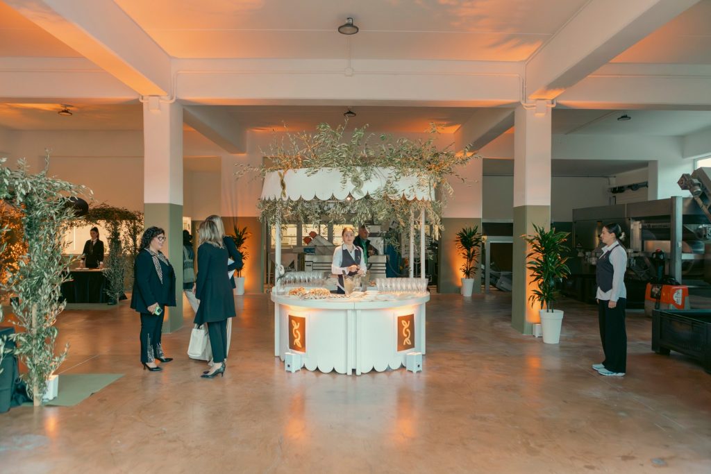 La sala del frantoio pronta per l'accoglienza, con il chiosco bianco al centro