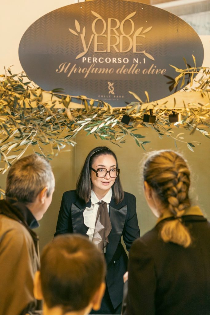Il percorso n. 1, “Il profumo delle olive”: una hostess accoglie gli ospiti