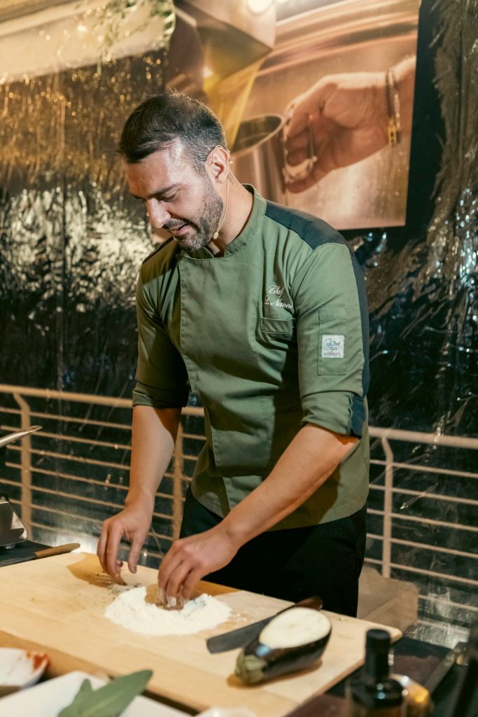 Lo chef impasta durante lo show cooking