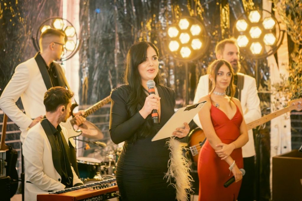 La serata presentata sul palco, con la band dal vivo