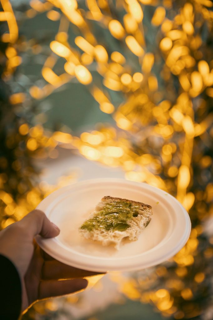 Pane con l'olio nuovo servito tra le luci