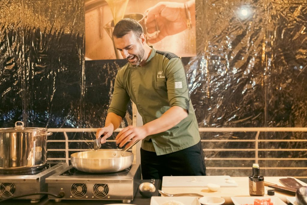 Lo chef al lavoro durante lo show cooking