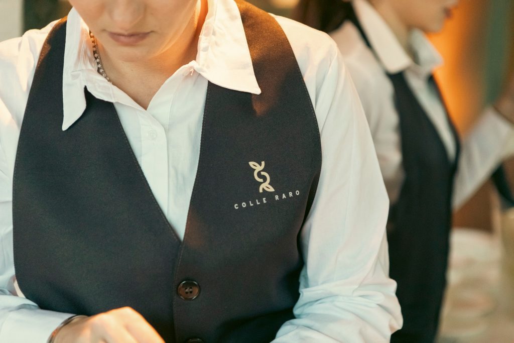 Il gilet del personale di sala con il logo Colle Raro